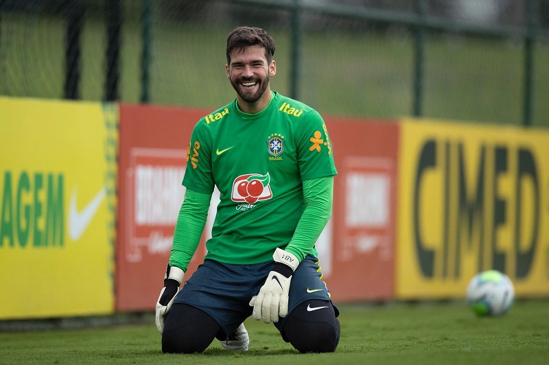 hình nền Alisson Becker vui vẻ tập luyện