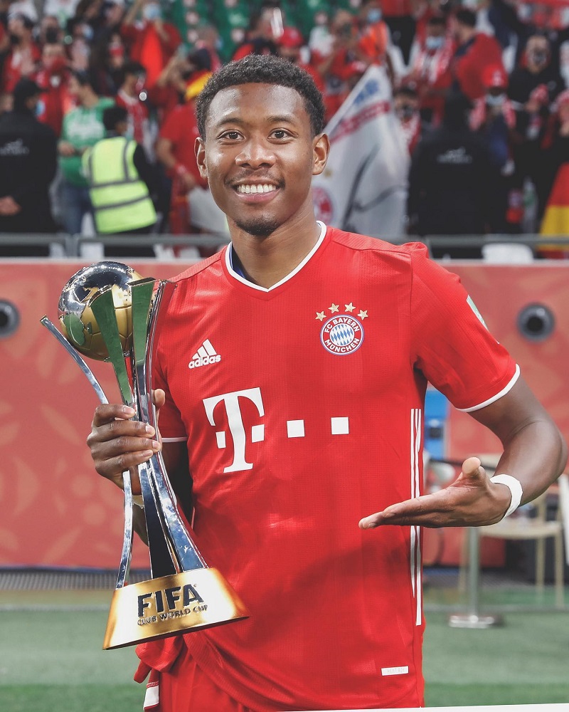 hình nền David Alaba khoe cúp ở clb cũ bayern