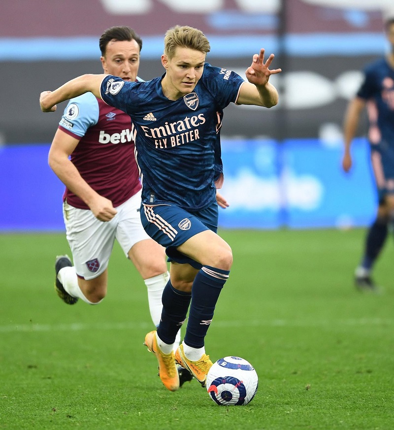 hình nền Martin Odegaard dẫn bóng