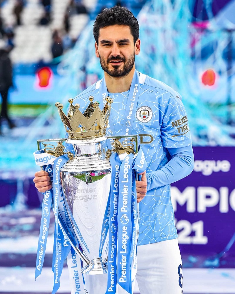 hình nền Ilkay Gündogan khoe cúp bạc