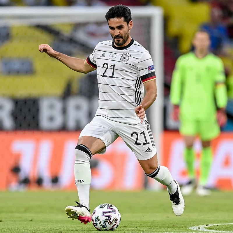 hình nền Ilkay Gündogan chuyền bóng