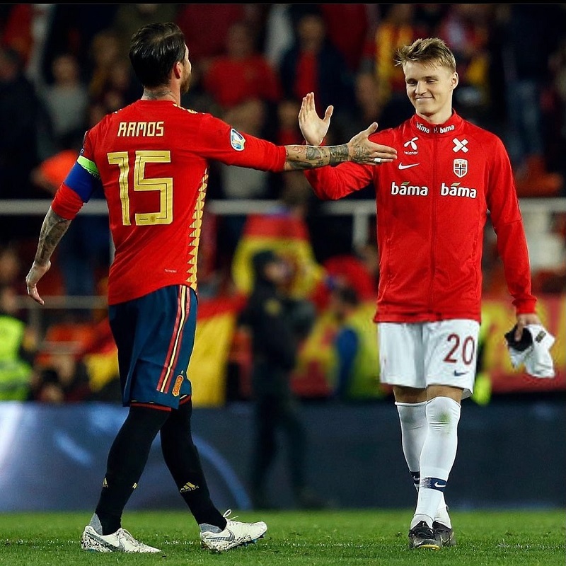 hình nền Martin Odegaard bắt tay đồng đội cũ ramos