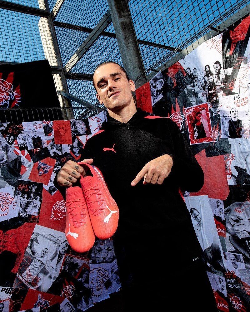 hình nền Griezmann khoe đôi giày