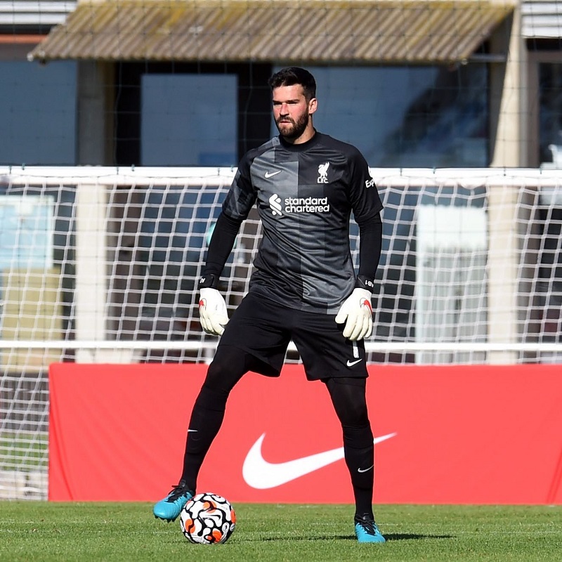 hình nền Alisson Becker luyện tập