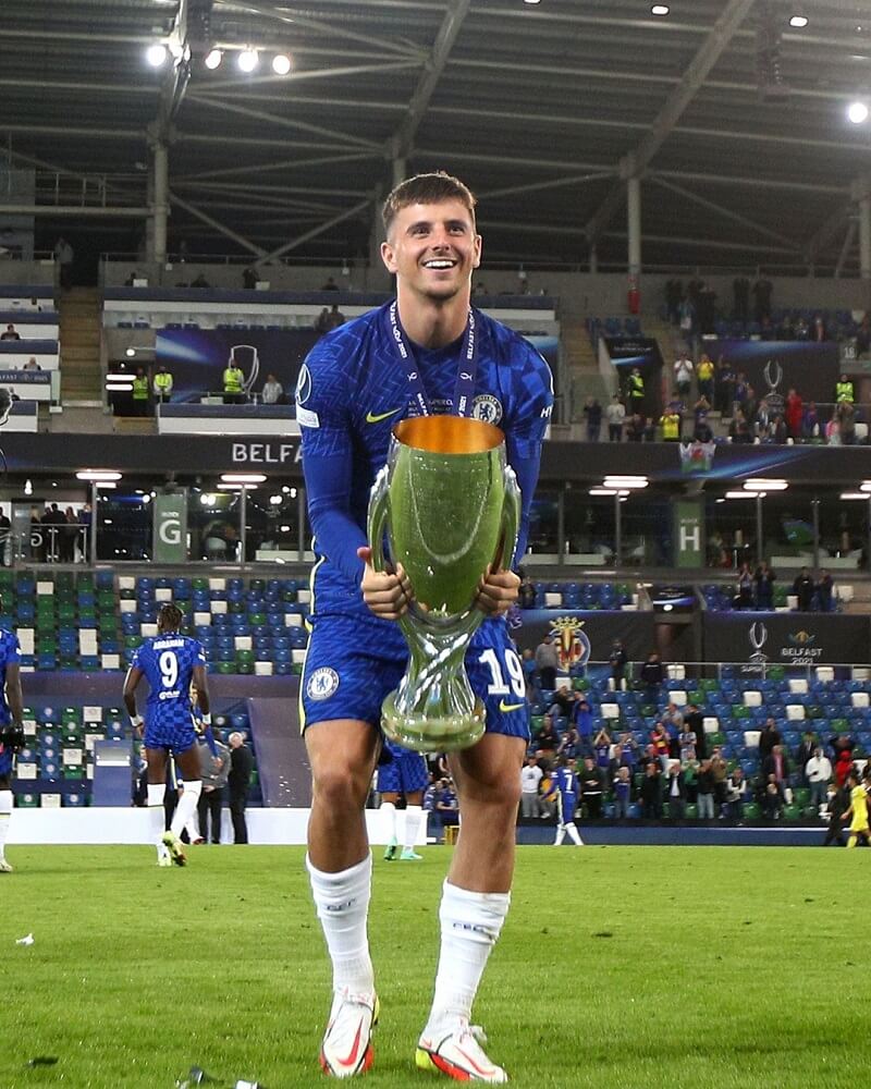 hình nền Mason Mount nâng cúp