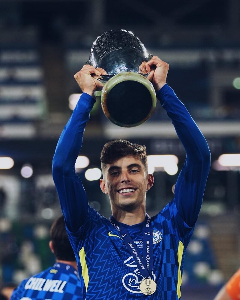 hình nền Kai Havertz nâng cup