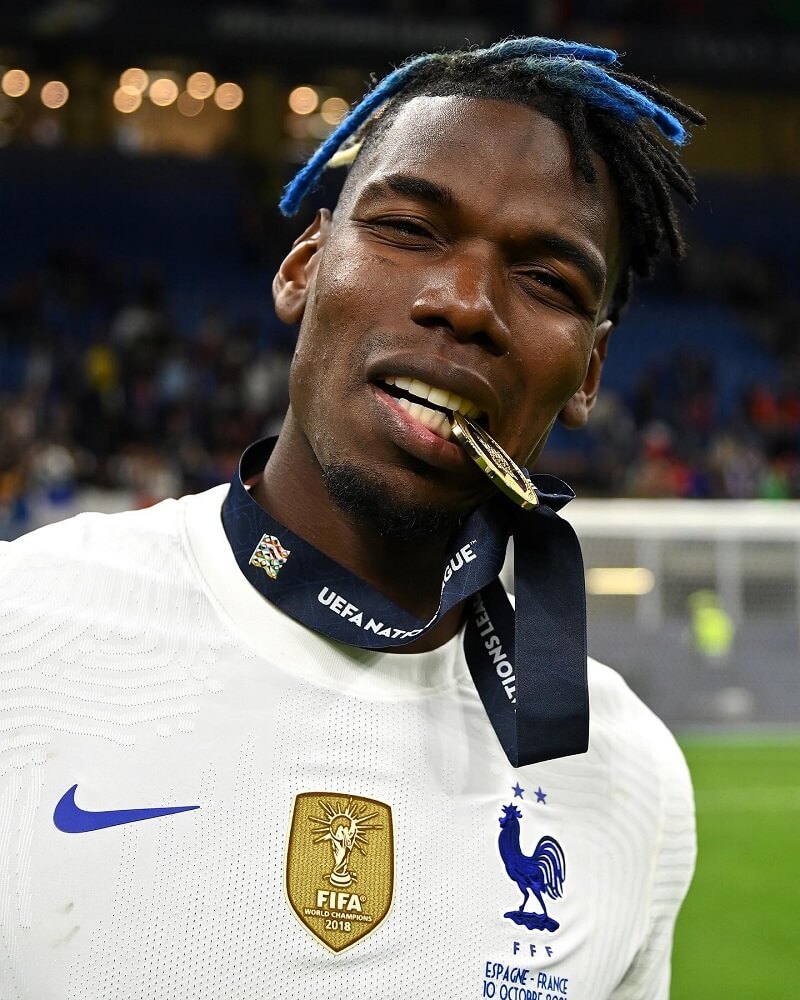 hình nền Paul Pogba khoe huy chương