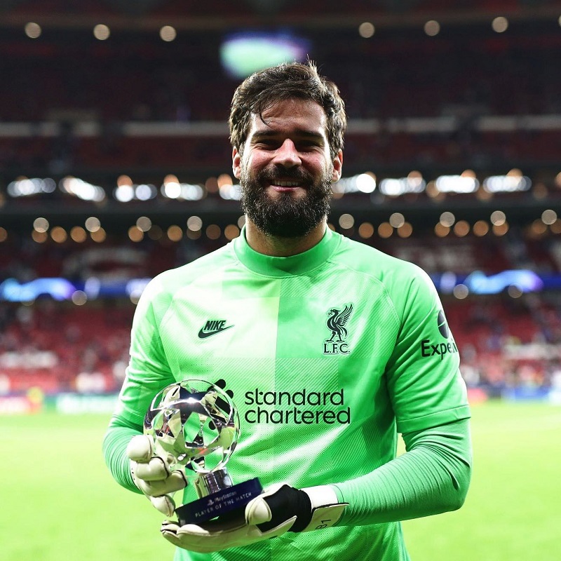 hình nền Alisson Becker khoe thành tích