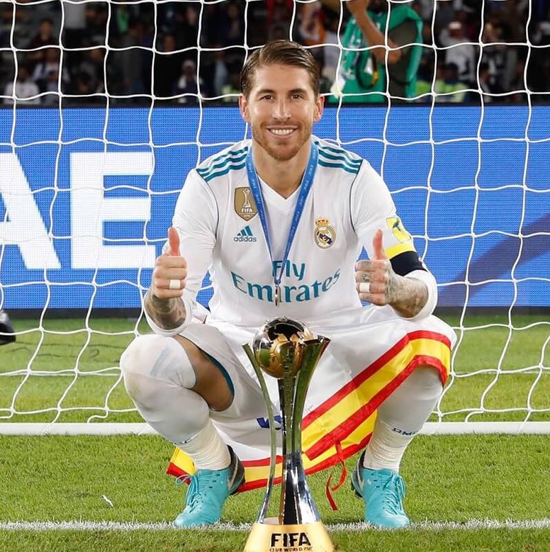 hình nền Sergio Ramos khoe cup