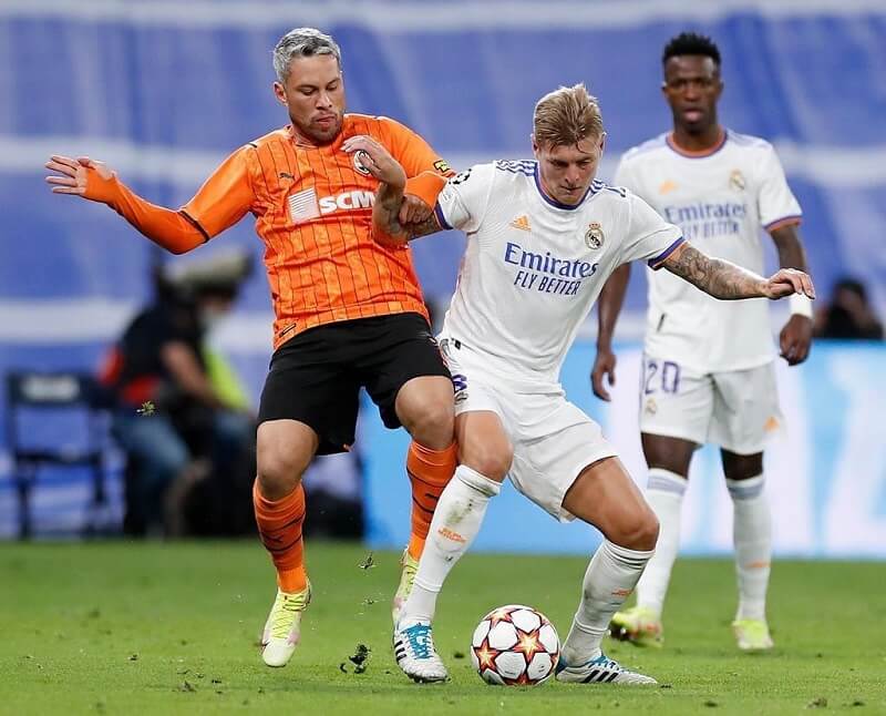 hình nền Toni Kroos trnah chấp bóng