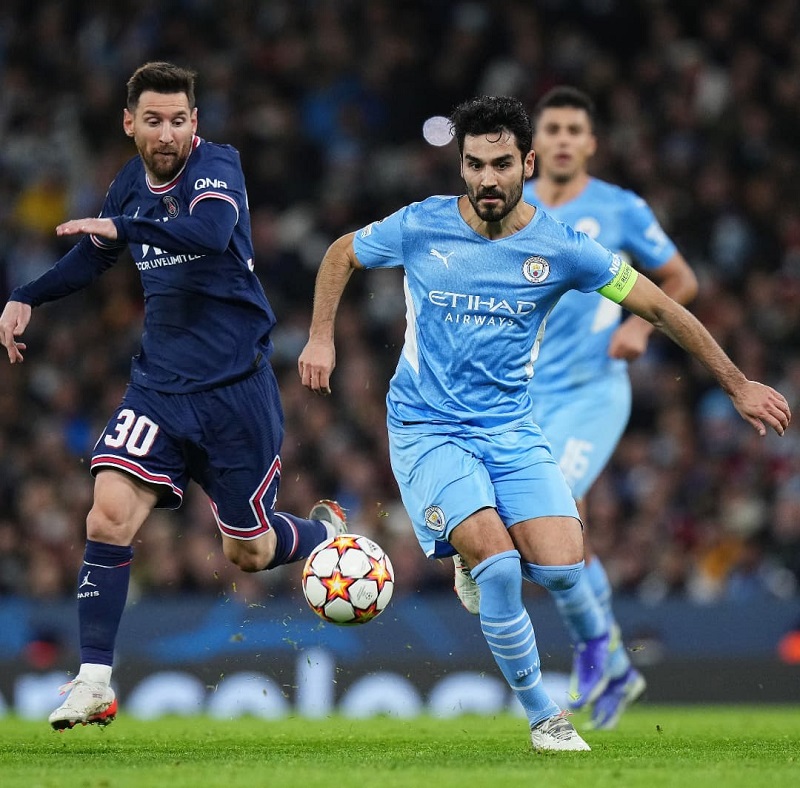 hình nền Ilkay Gündogan tranh chấp bóng với messi