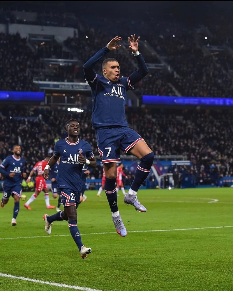 hình nền Kylian Mbappé ăn mừng cùng đồng đội