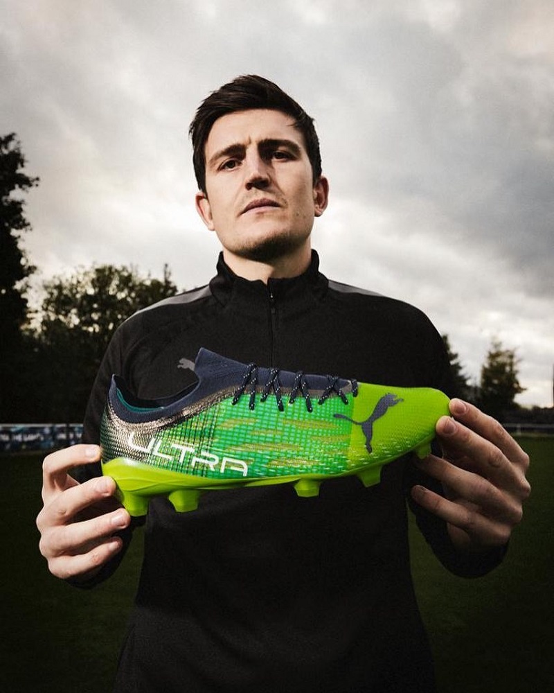 hình nền Harry Maguire khoe giày đá bóng