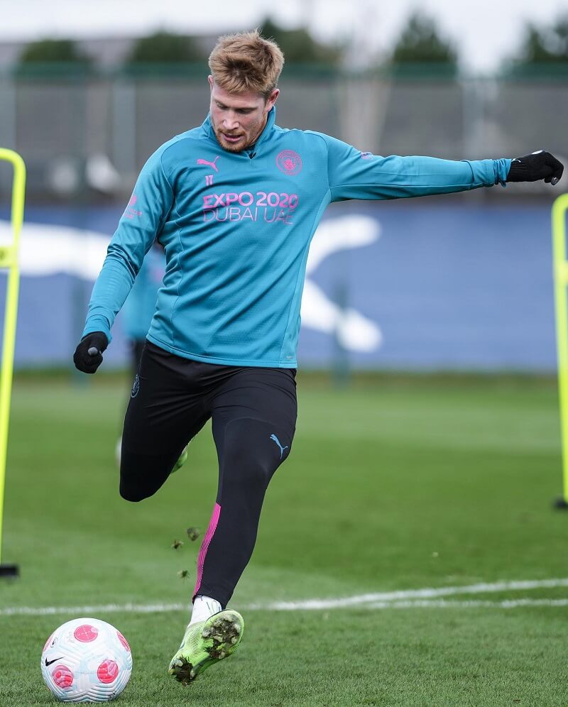 Hình nền Kevin De Bruyne sút bóng