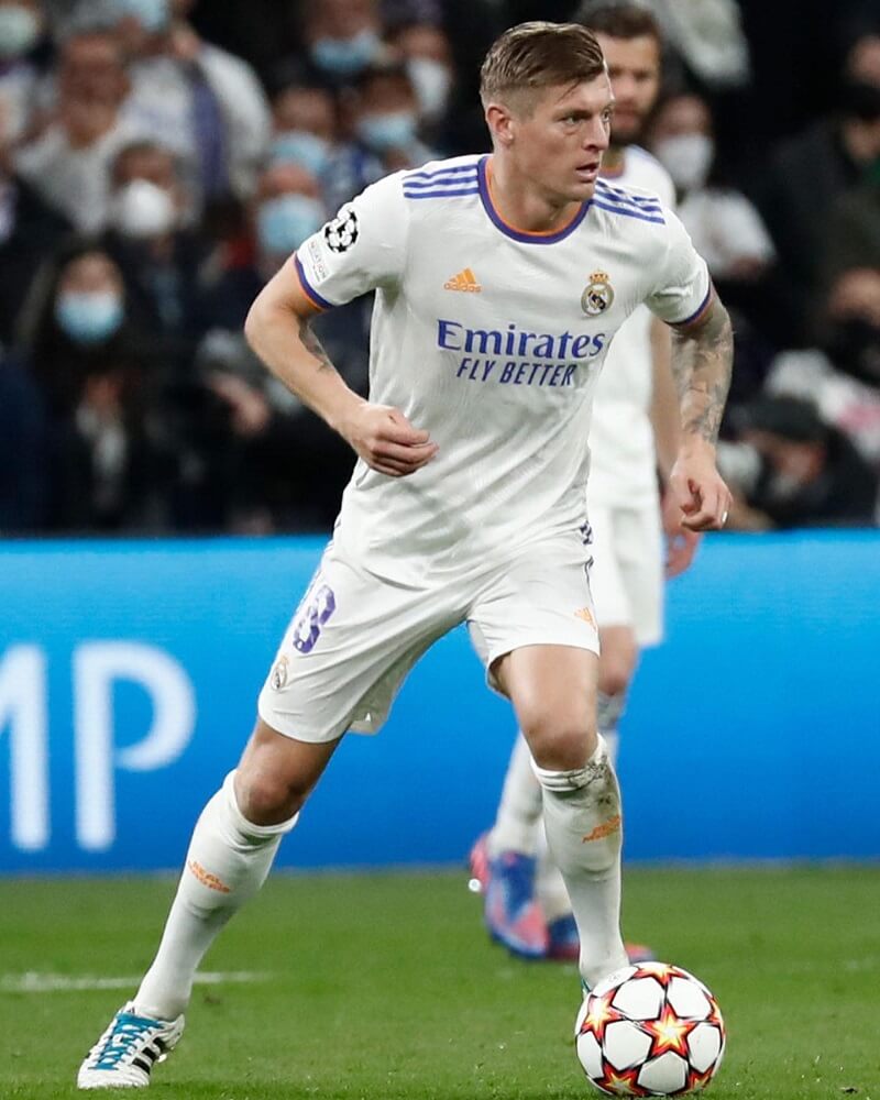 hình nền Toni Kroos rê bóng