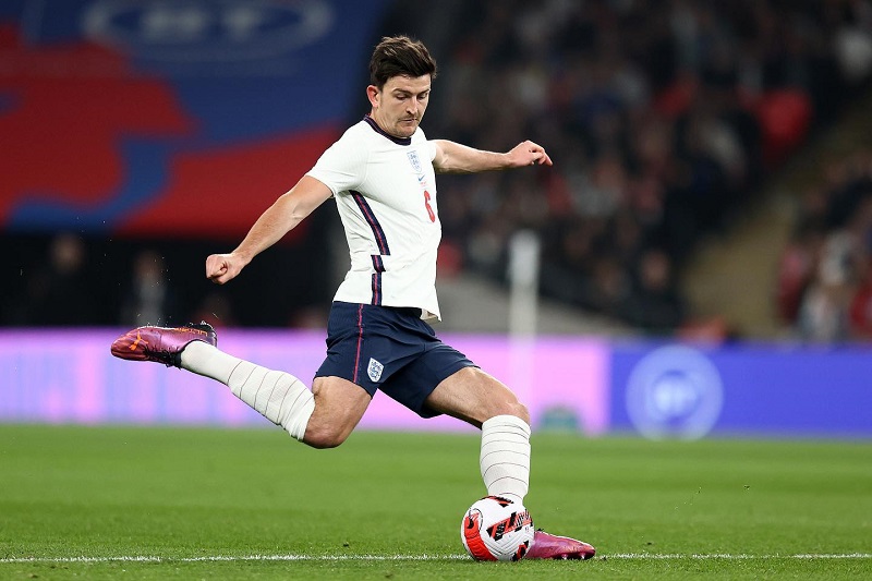 hình nền Harry Maguire sút bóng