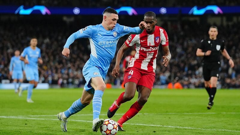 Hình nền Phil Foden tranh chấp bóng