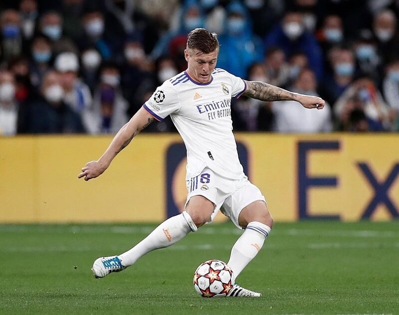 hình nền Toni Kroos sút bóng