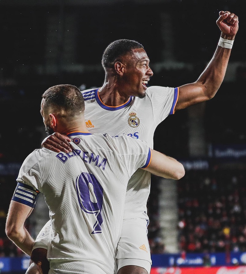 hình nền David Alaba ôm người đồng đội benzema