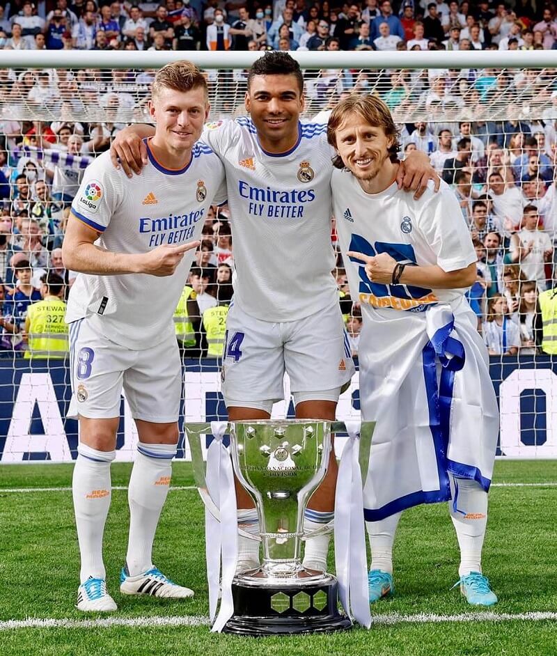 hình nền Casemiro cùng kroos và modric rạng rỡ với cúp vô địch c1