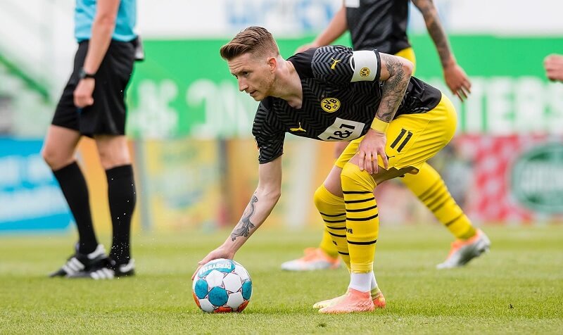 hình nền Marco Reus chuẩn bị sút bóng