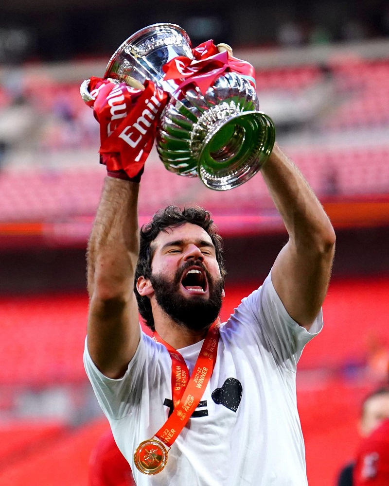 hình nền Alisson Becker vui vẻ nâng cao cúp abjc