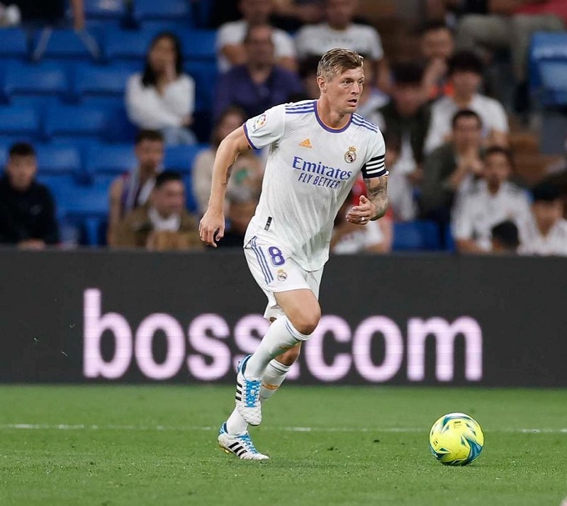 hình nền Toni Kroos rê bóng
