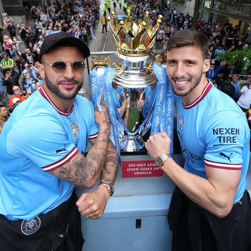 hình nền Rúben Dias cùng đồng đội kyle walker khoe cúp bạc