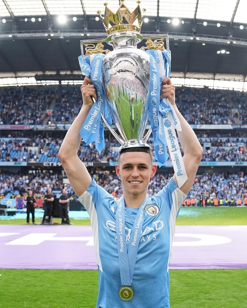 Hình nền Phil Foden nâng cúp