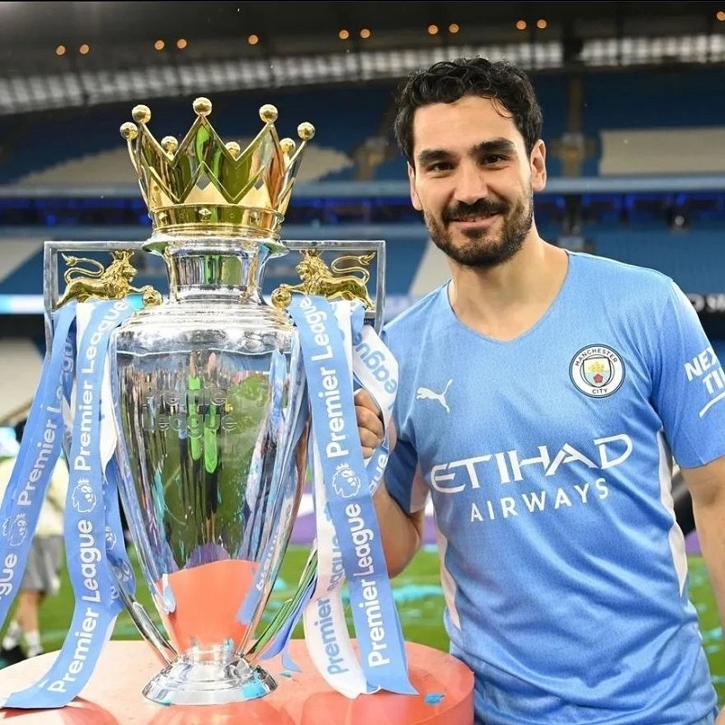 hình nền Ilkay Gündogan rạng rỡ bên cúp bạc