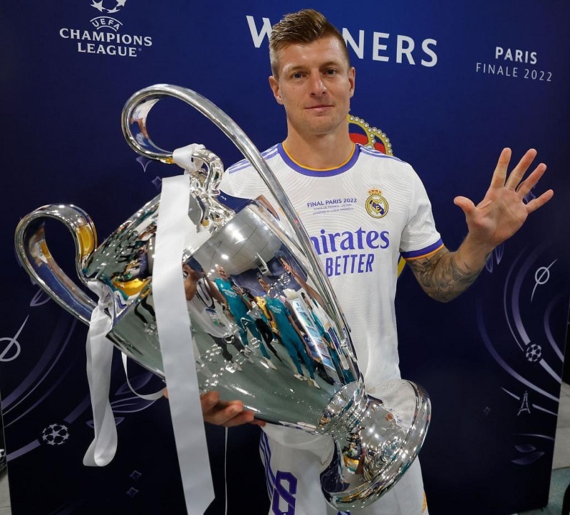 hình nền Toni Kroos rạng rỡ bên cúp vô địch c1