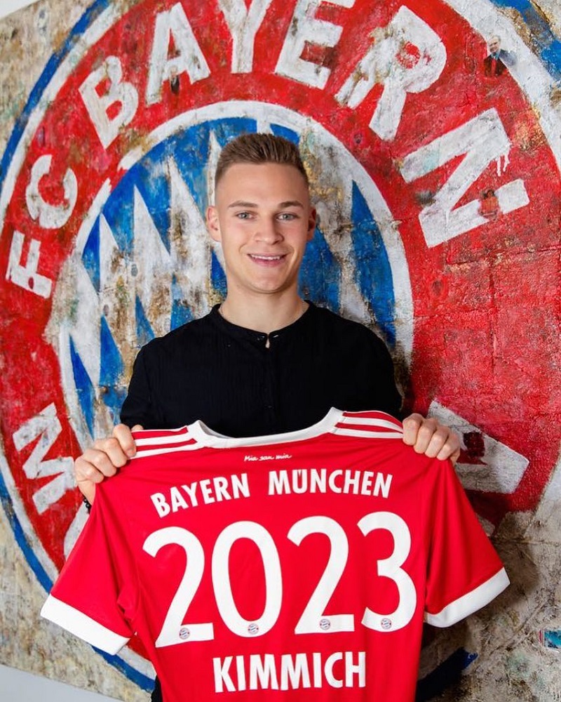 hình nền Joshua Kimmich chụp cùng áo đấu