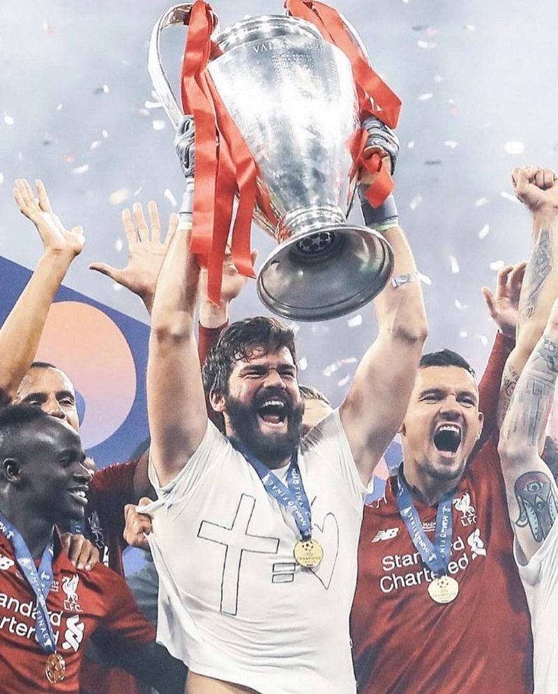 hình nền Alisson Becker nâng cúp bạc vô địch c1 cùng đồng đội liverpool