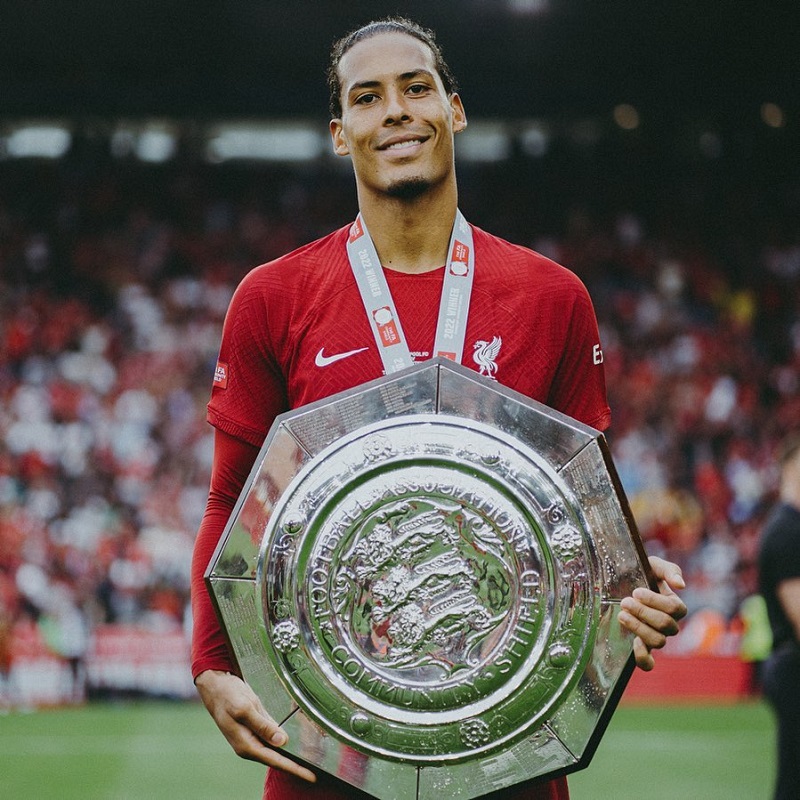 hình nền Virgil van Dijk khoe khiên bạc