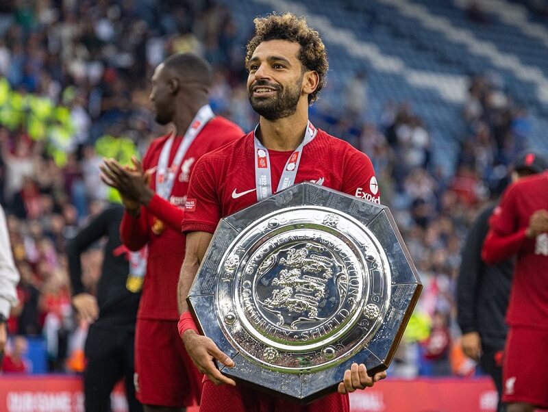 hình nền Mohamed Salah rạng rỡ bên khiên bạc