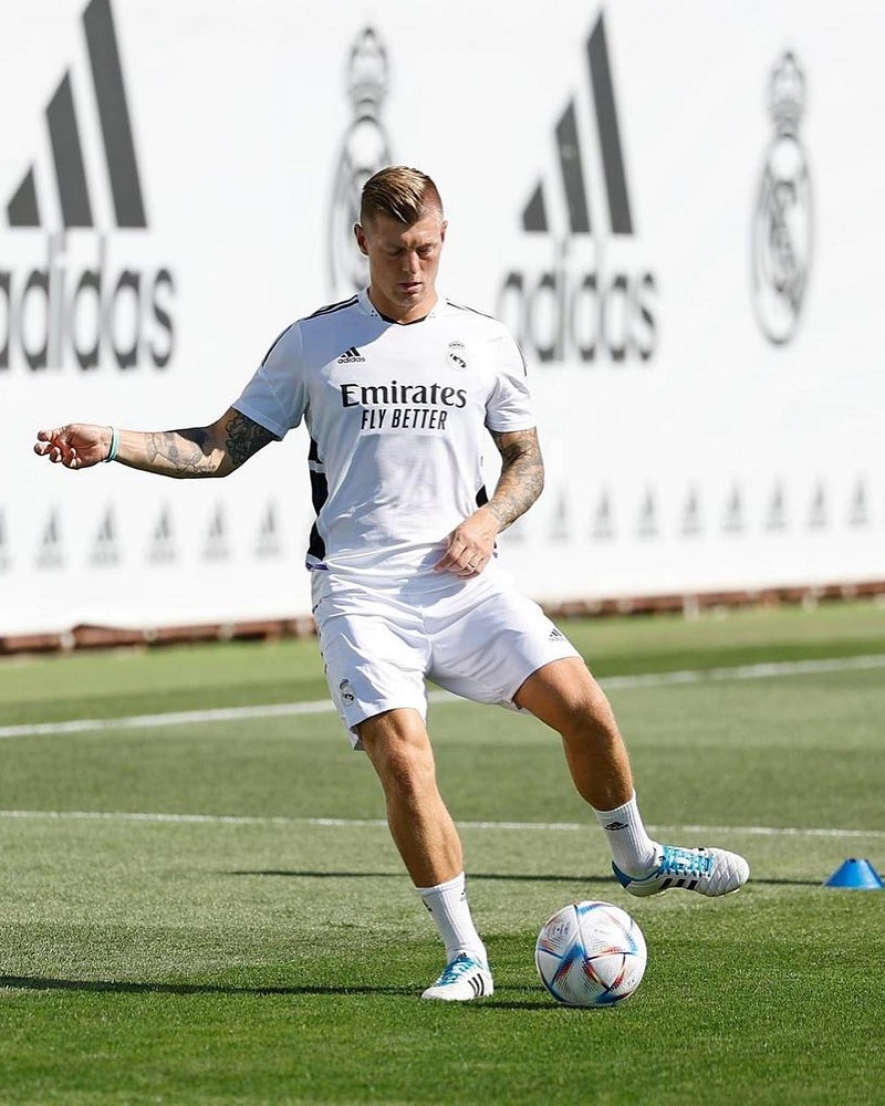 hình nền Toni Kroos tập luyện