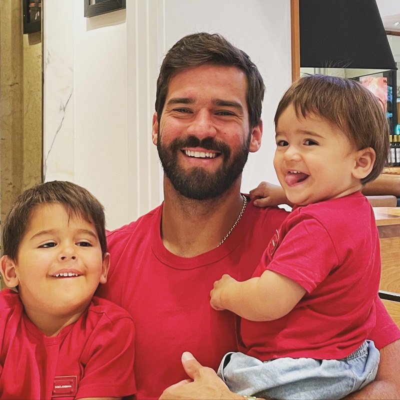 hình nền Alisson Becker cùng 2 con nhỏ