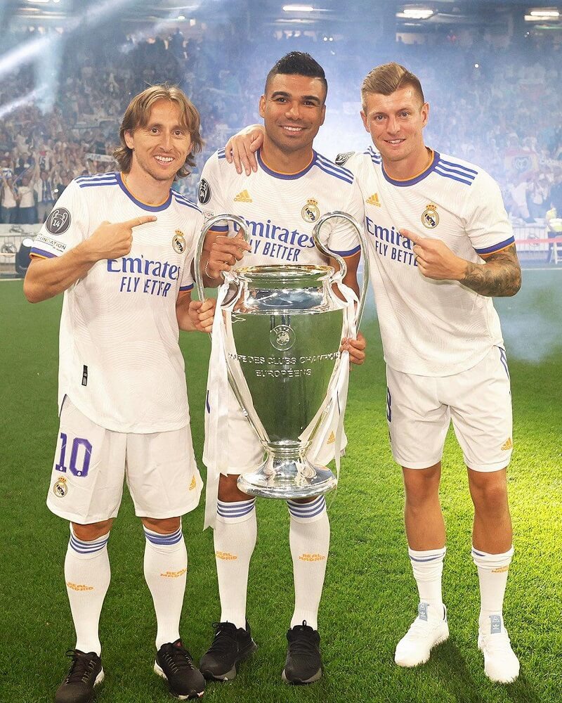 hình nền Luka Modrić cùng casemiro và kroos nâng cúp