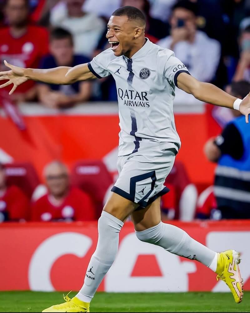 hình nền Kylian Mbappé ăn mừng