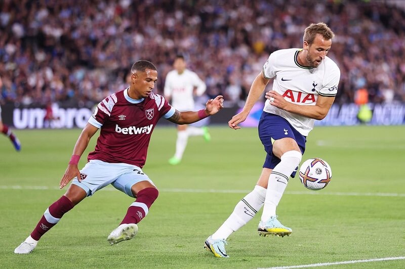 hình nền Harry Kane tranh chấp bóng