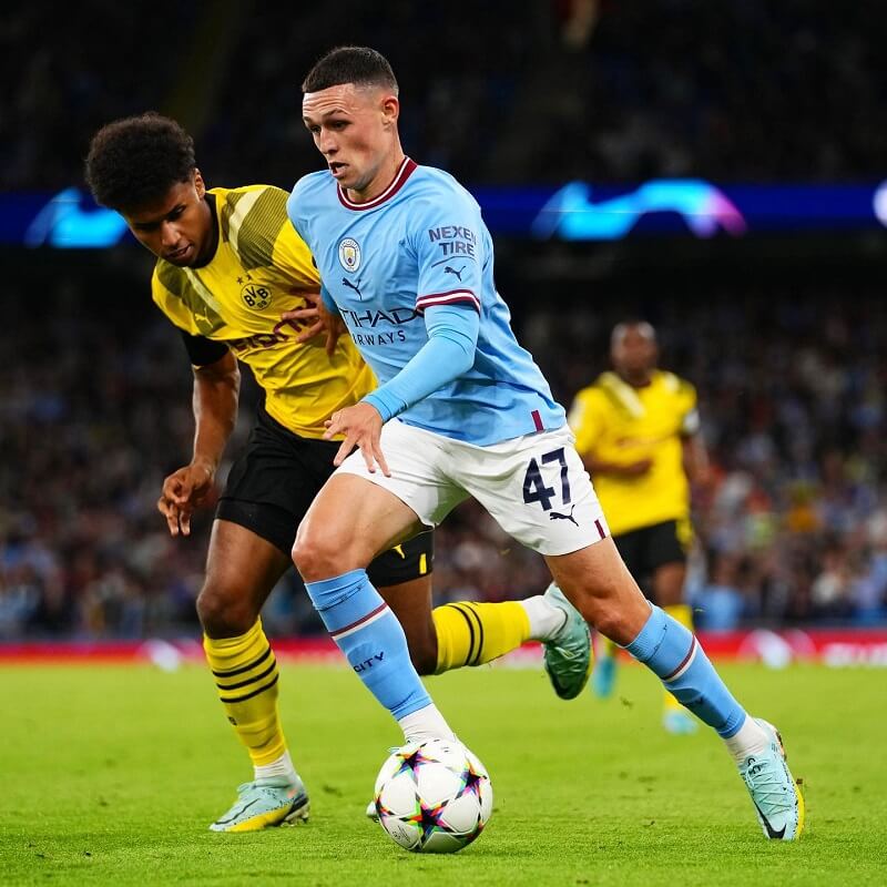 Hình nền Phil Foden tranh chấp bóng