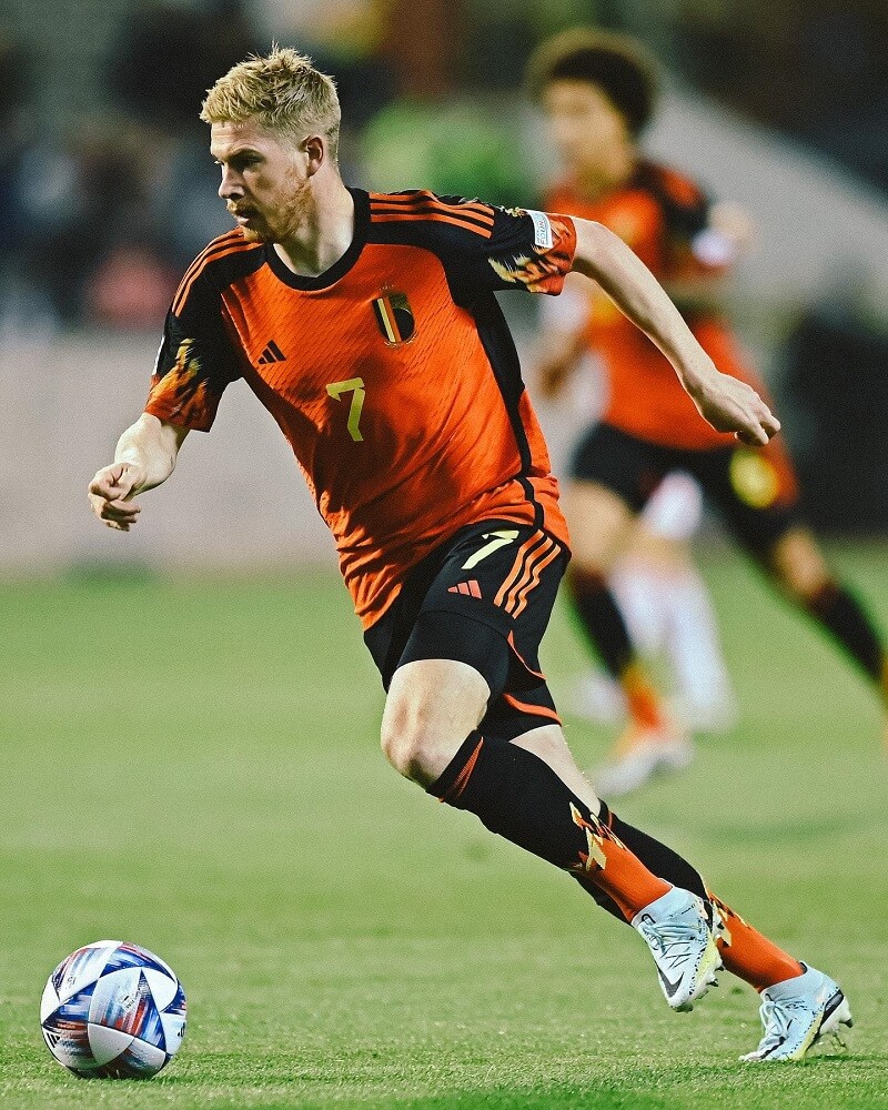 Hình nền Kevin De Bruyne rê bóng 