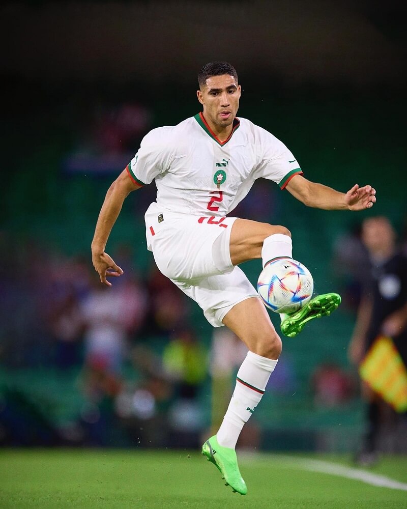 hình nền Achraf Hakimi đỡ bóng