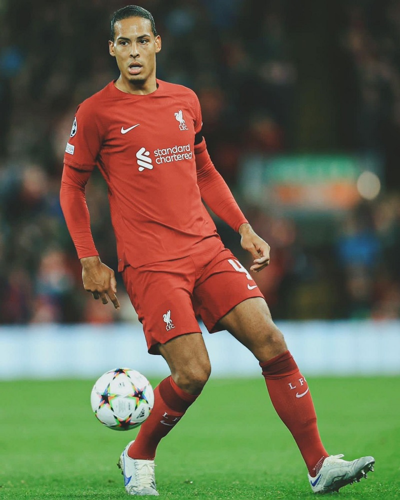 hình nền Virgil van Dijk chuyền bóng