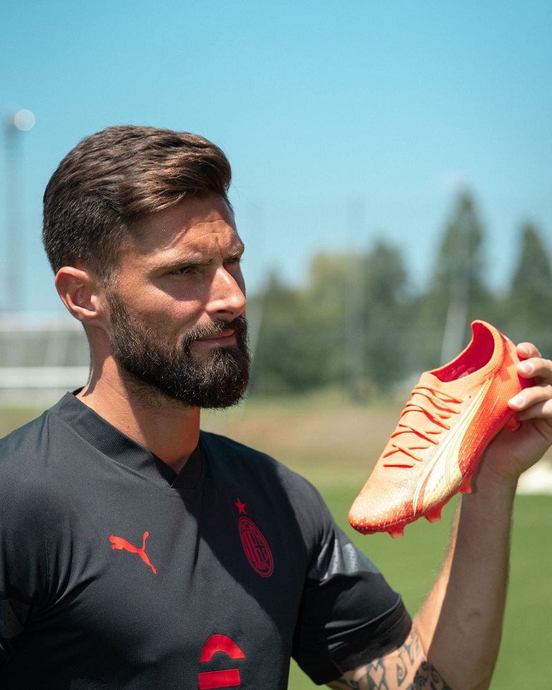 hình nền Olivier Giroud khoe giày