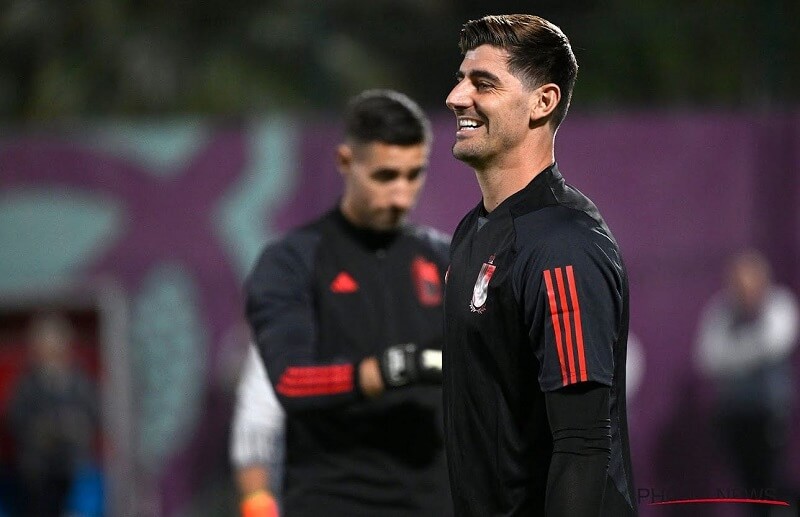 hình nền Thibaut Courtois vui vẻ ở sân tập