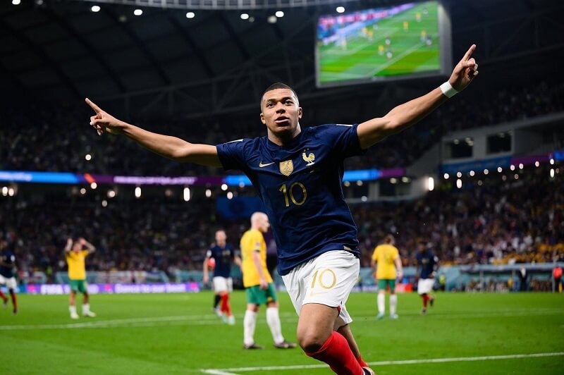 hình nền Kylian Mbappé ăn mừng