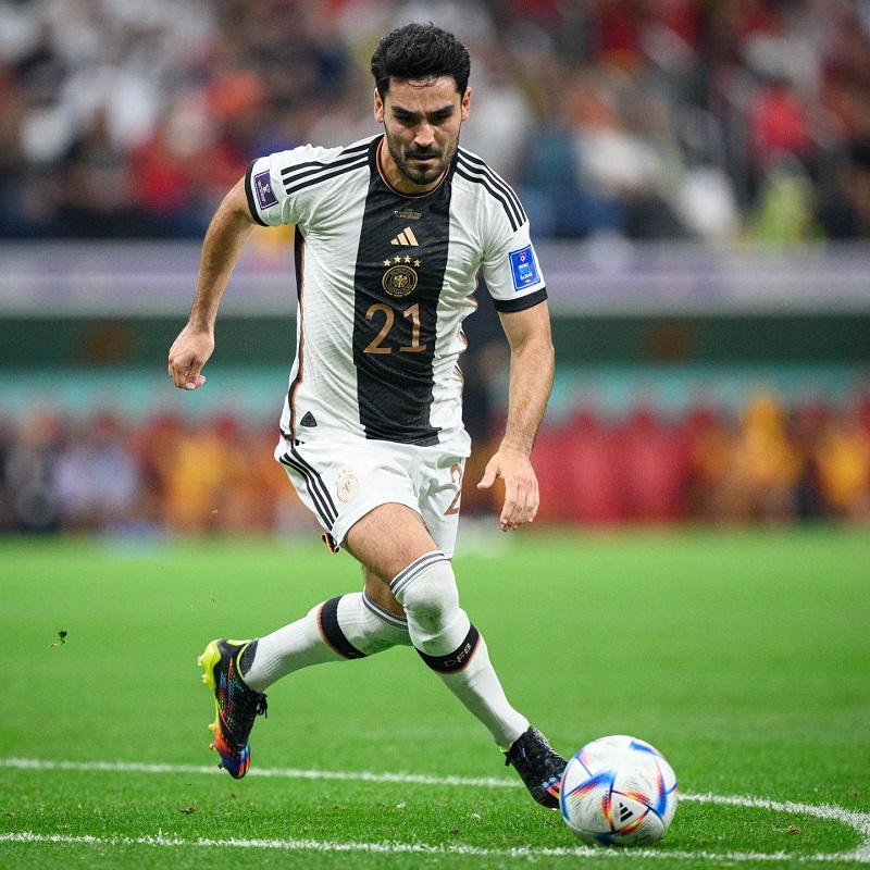 hình nền Ilkay Gündogan dắt bóng