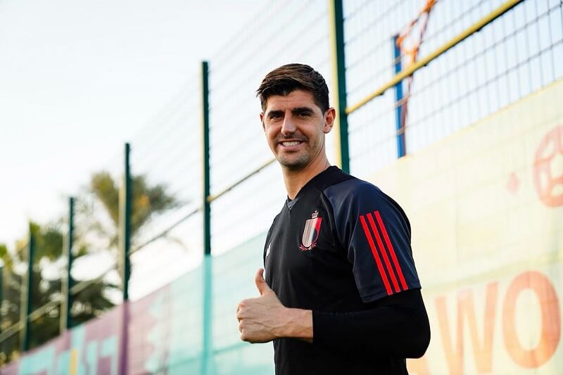 hình nền Thibaut Courtois tạo dáng