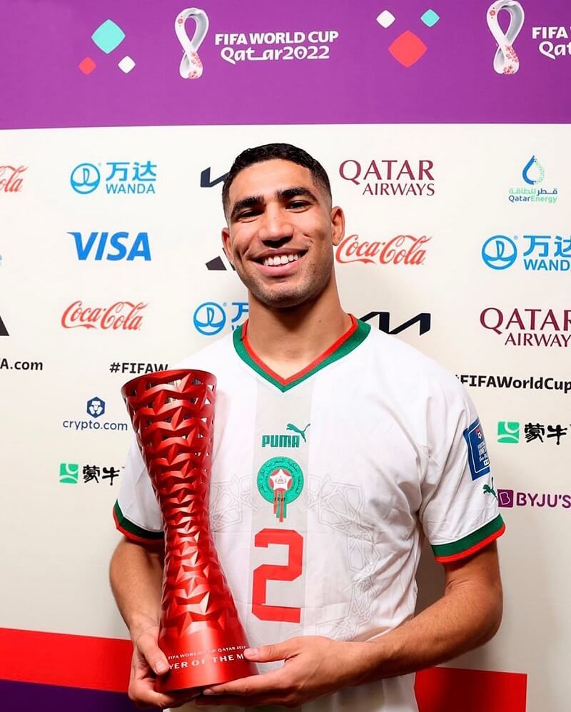 hình nền Achraf Hakimi khoe cup